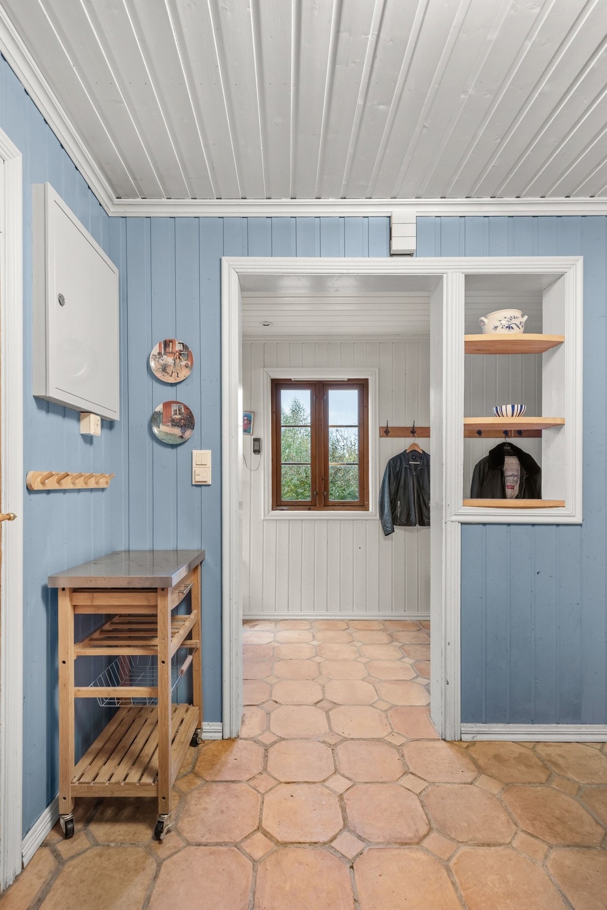 Flislagt gulv gjør entréen og hallen funksjonell og enkel å holde ren. Galleribilde