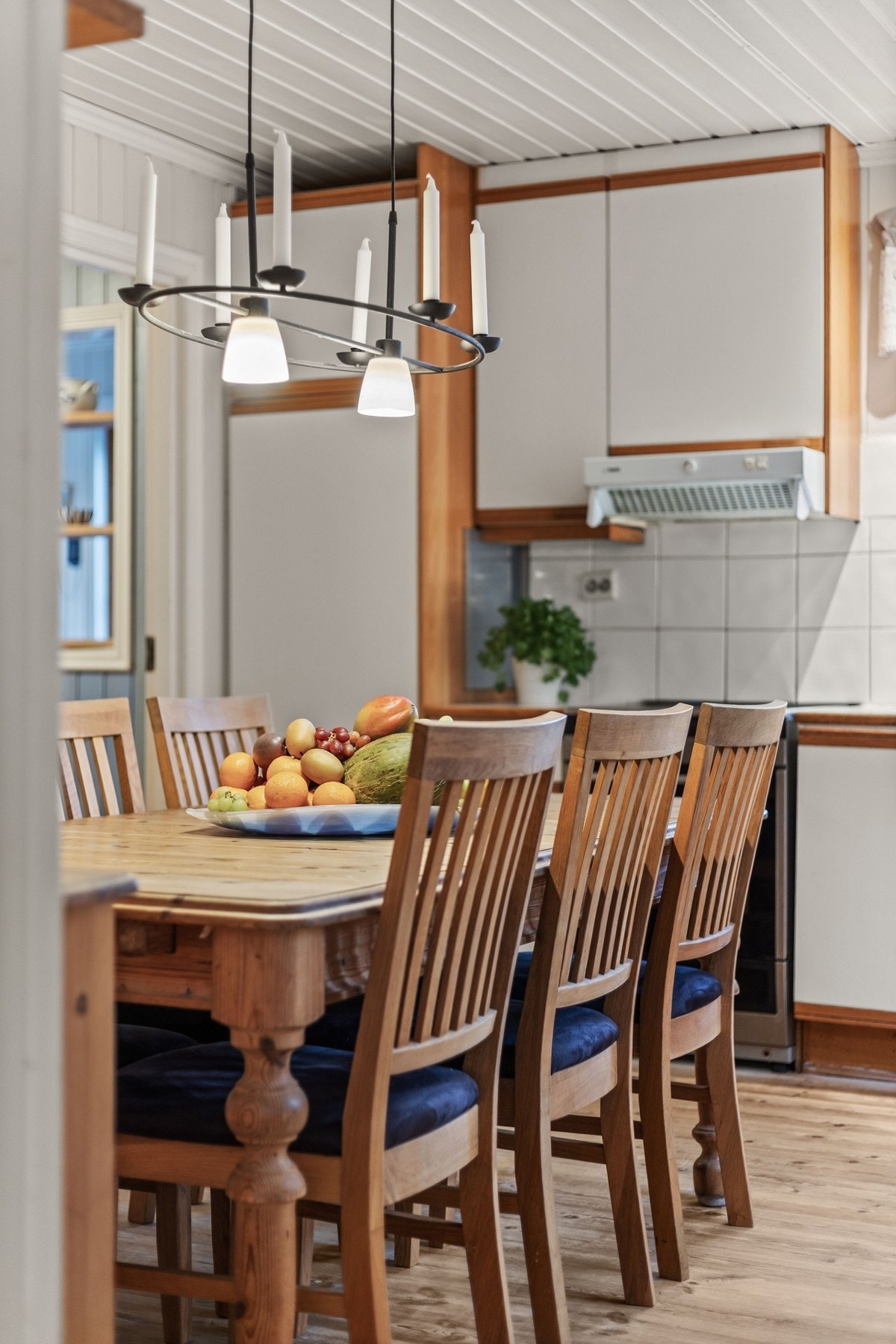 Det er god plass til et stort spisebord i rommet - perfekt for frokost med familien eller middagsselskap med familie og venner. Galleribilde