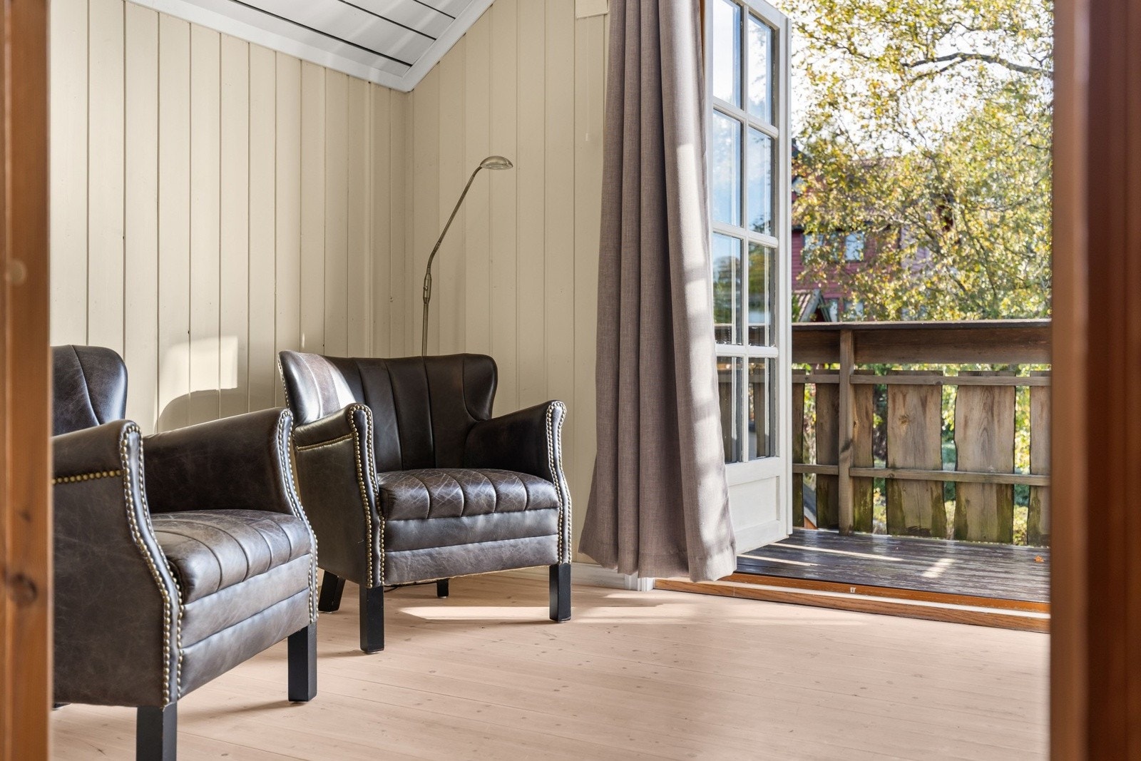 Rommet har skråtak som gir karakter og sjarm, samtidig som det oppleves luftig og lyst. Galleribilde