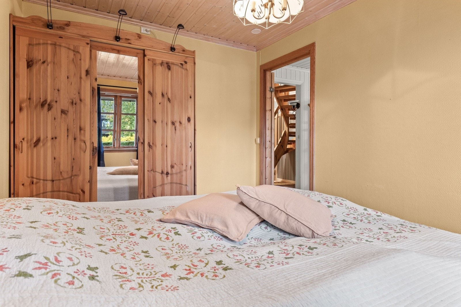 Rommet har plass til dobbeltseng, nattbord og garderobeskap. Galleribilde