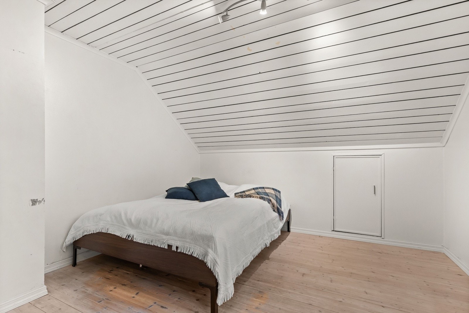 De to soverommene ligger i hver sin ende av etasjen med lagringsplass i knevegg Galleribilde