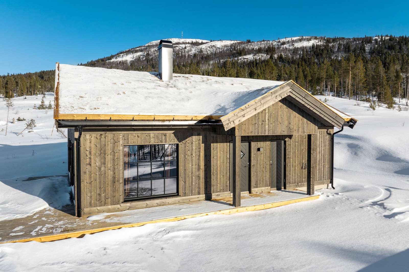 Hytten er meget innholdsrik, men oppleves likevel stor og luftig Galleribilde