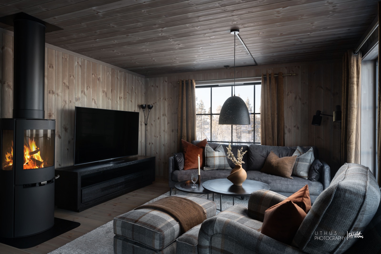 I oppholdsrommet er det god plass til både sofagruppe og spisestue Galleribilde