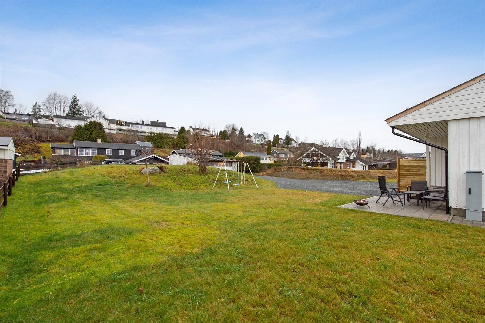 Romslig hage med boltreplass for liten og stor. Galleribilde