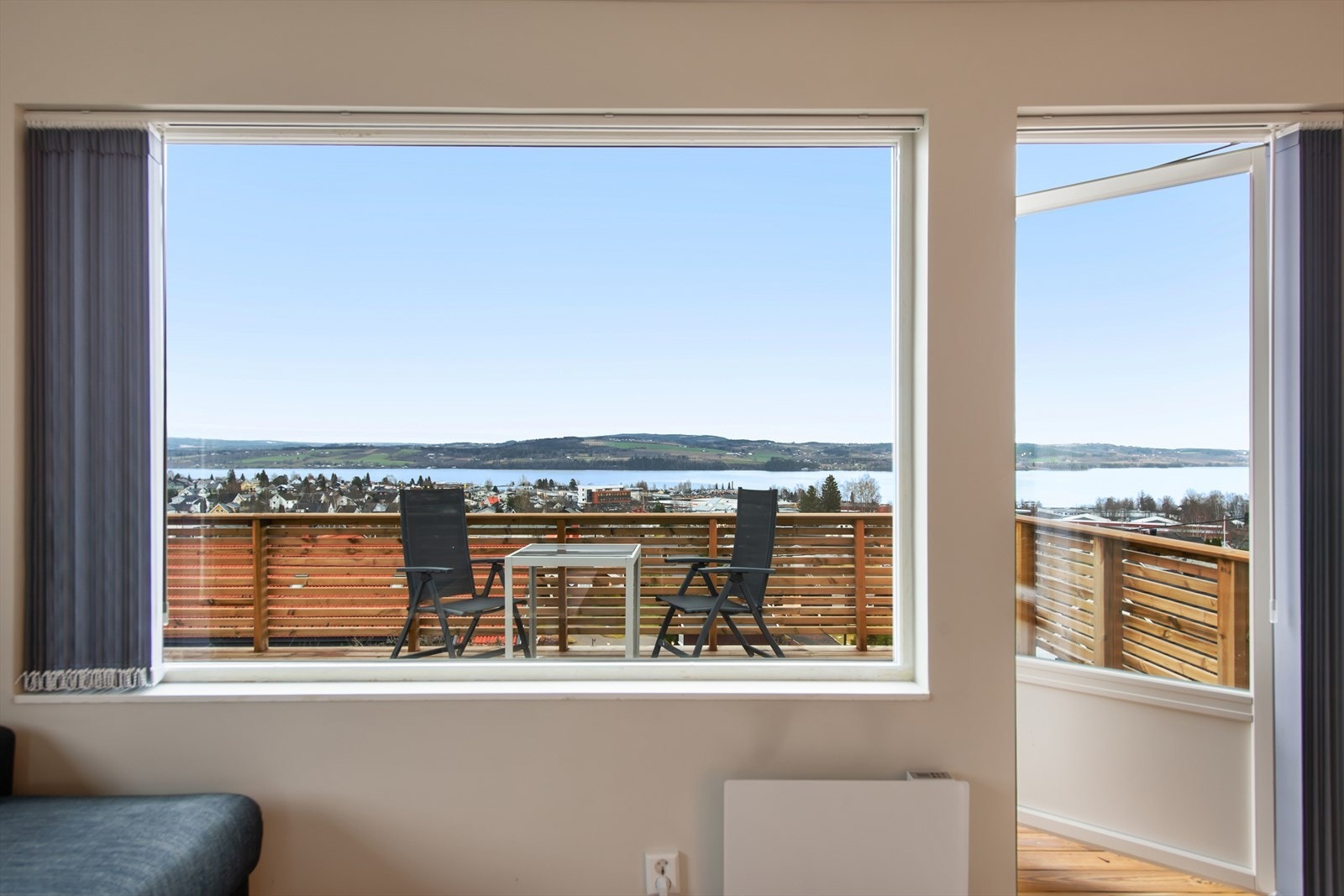 Den flotte utsikten kan også nytes fra stuen i generasjonsdel/ utleiedel. Galleribilde