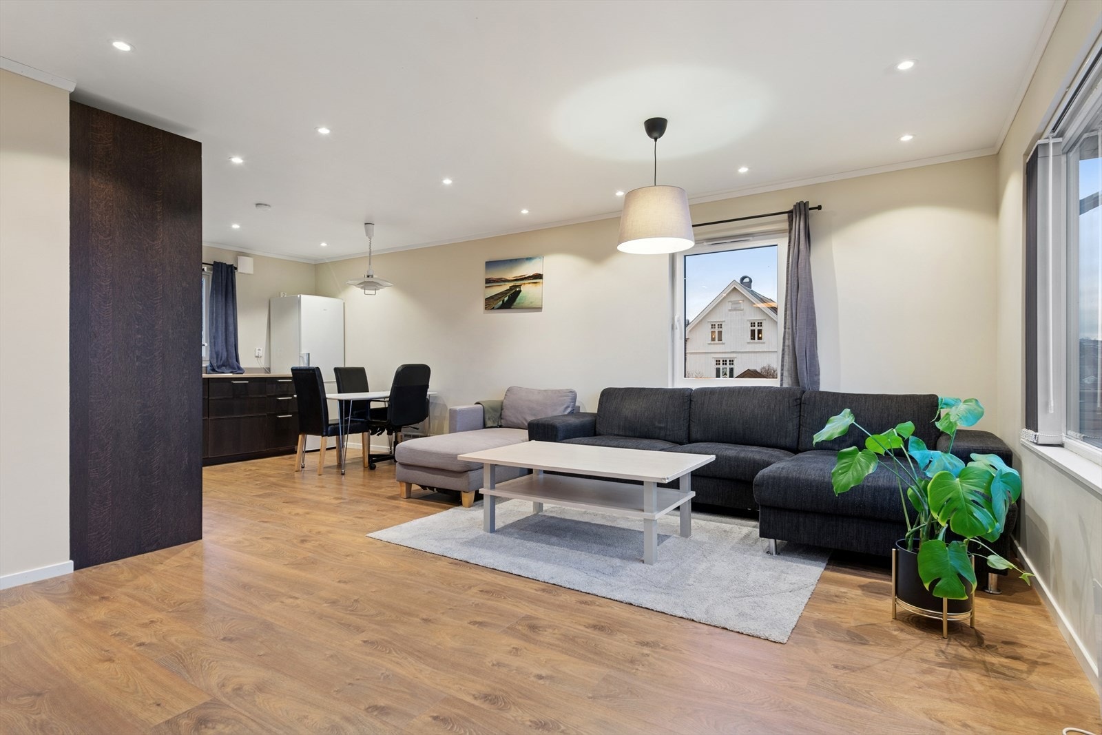 Generasjonsdel/ utleiedel har egen utvendig inngang, samt innvendig adkomst i kjelleren. Galleribilde