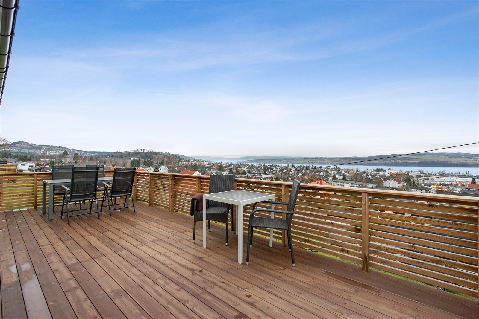 Fra stuen er det direkte utgang til en stor, østvendt veranda. Galleribilde