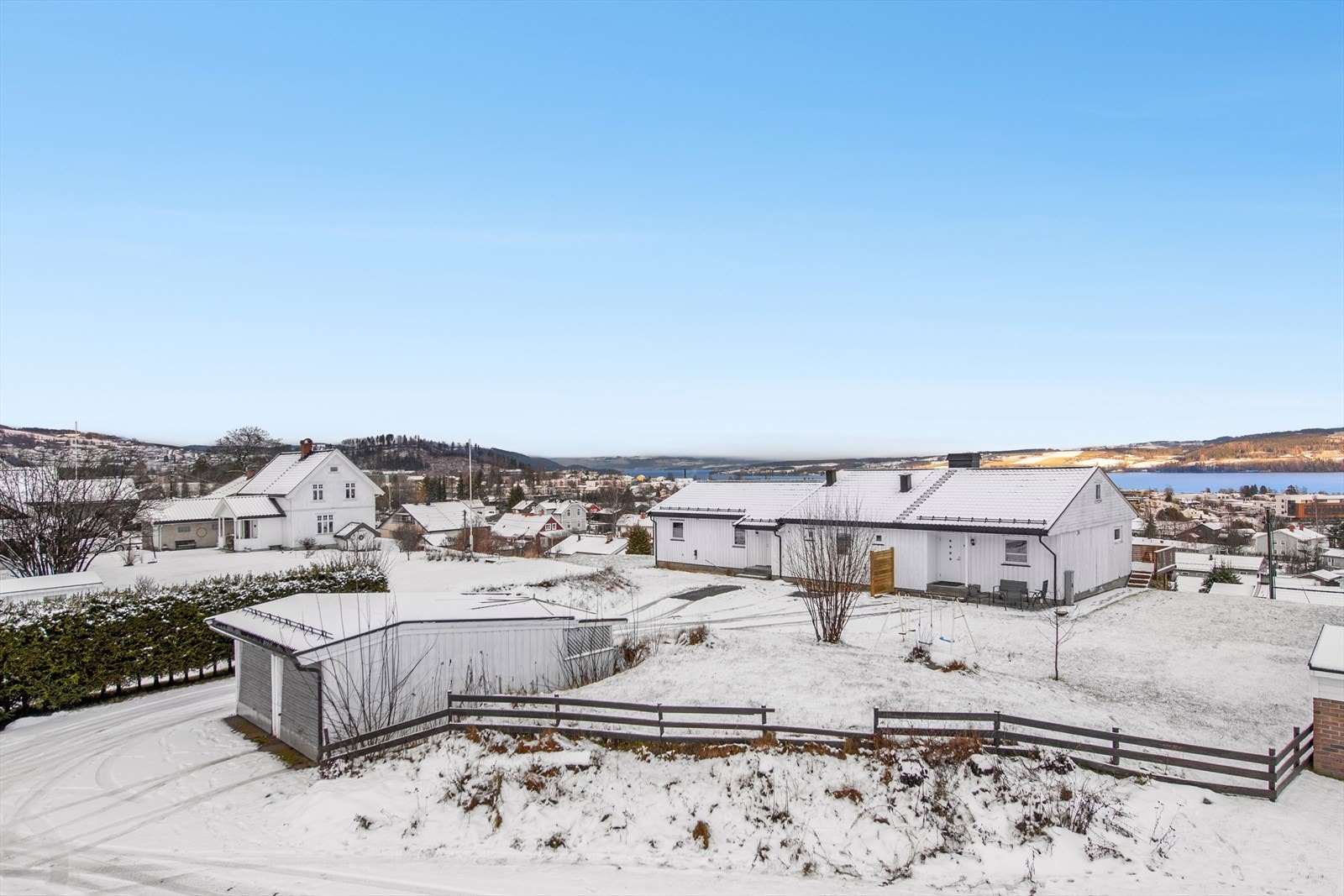 Oppgradert enebolig med generasjons-/utleiedel og nydelig utsikt til Mjøsa. Galleribilde