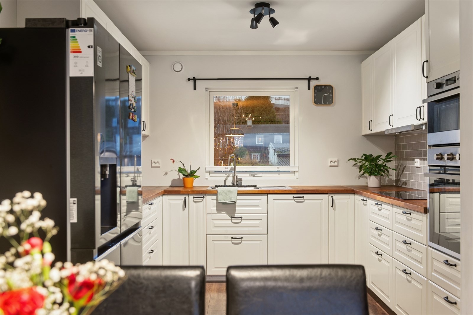 Lys og pen innredning med profilerte fronter og en solid benkeplate i heltre. Galleribilde