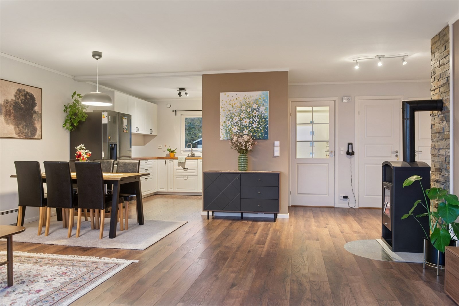 Stuen i hovveddelen har en god og åpen løsning. Galleribilde