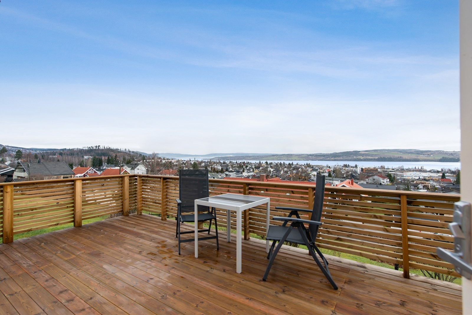 Begge verandaene har adkomst til hagen, dog mangler denne trapp til terreng. Galleribilde