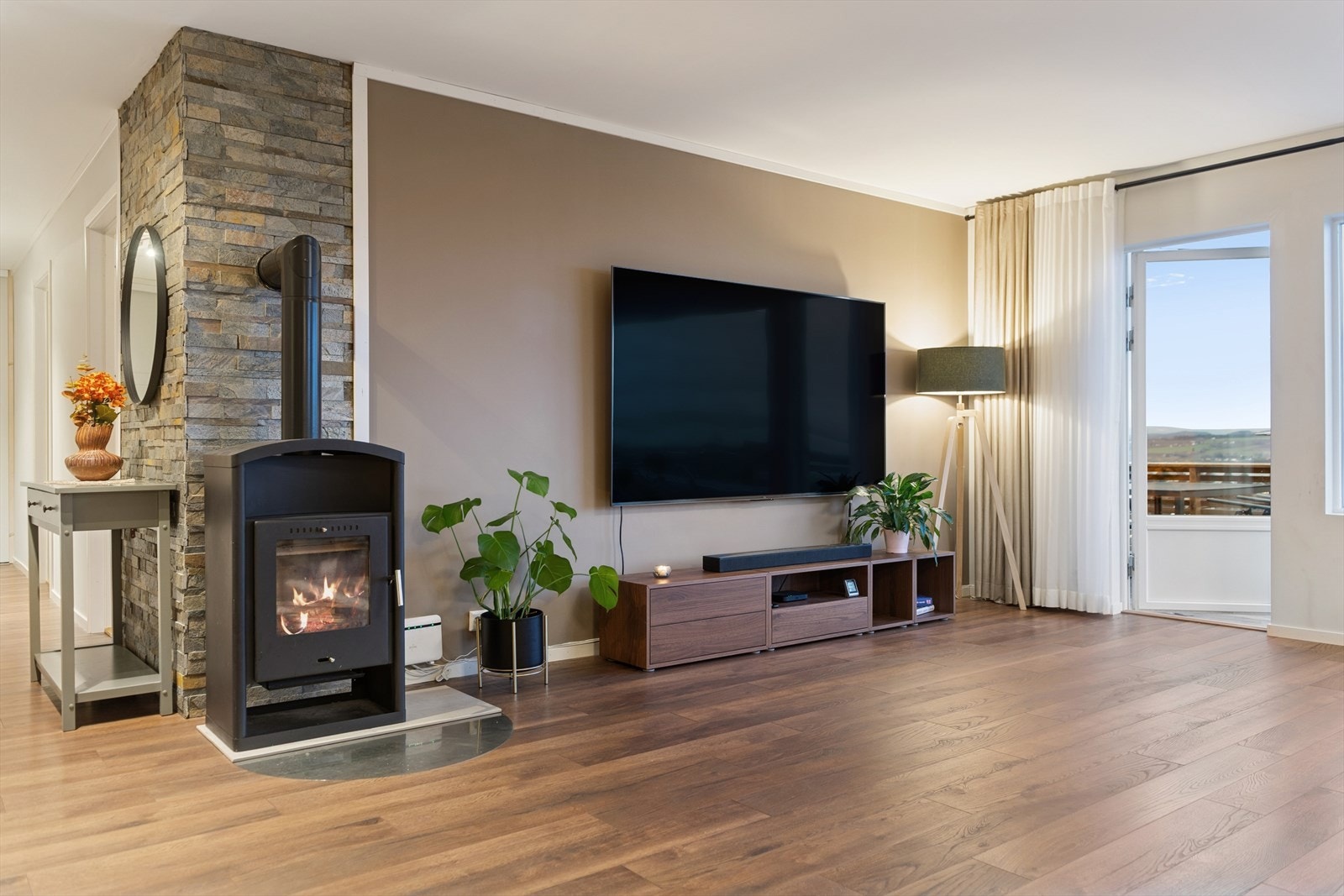 Peisovn tilsluttet teglsteinpipe tilfører rommet varme og en hyggelig atmosfære. Galleribilde