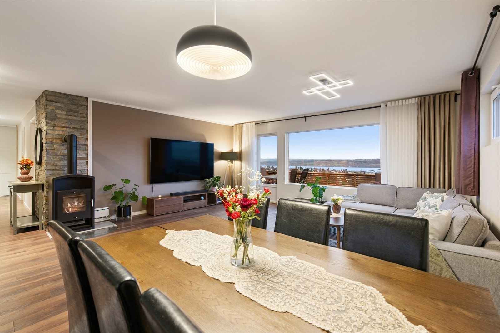 Det er gjort betydelige arbeider i boligen de senere år, som bla. nytt tak, skiftet vinduer, ny drenering, lektet ut med isolasjon mm. Galleribilde