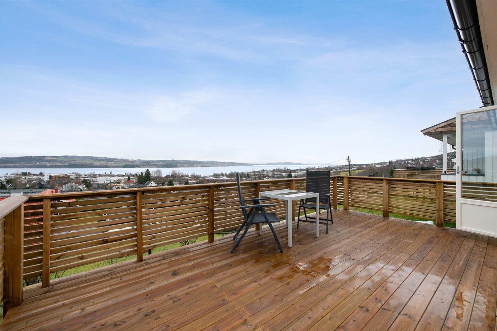 Det er gjort flere arbeider ved boligen og tomten, som mangler ferdigattest, se punkt ferdigattest i salgsoppgaven. Galleribilde