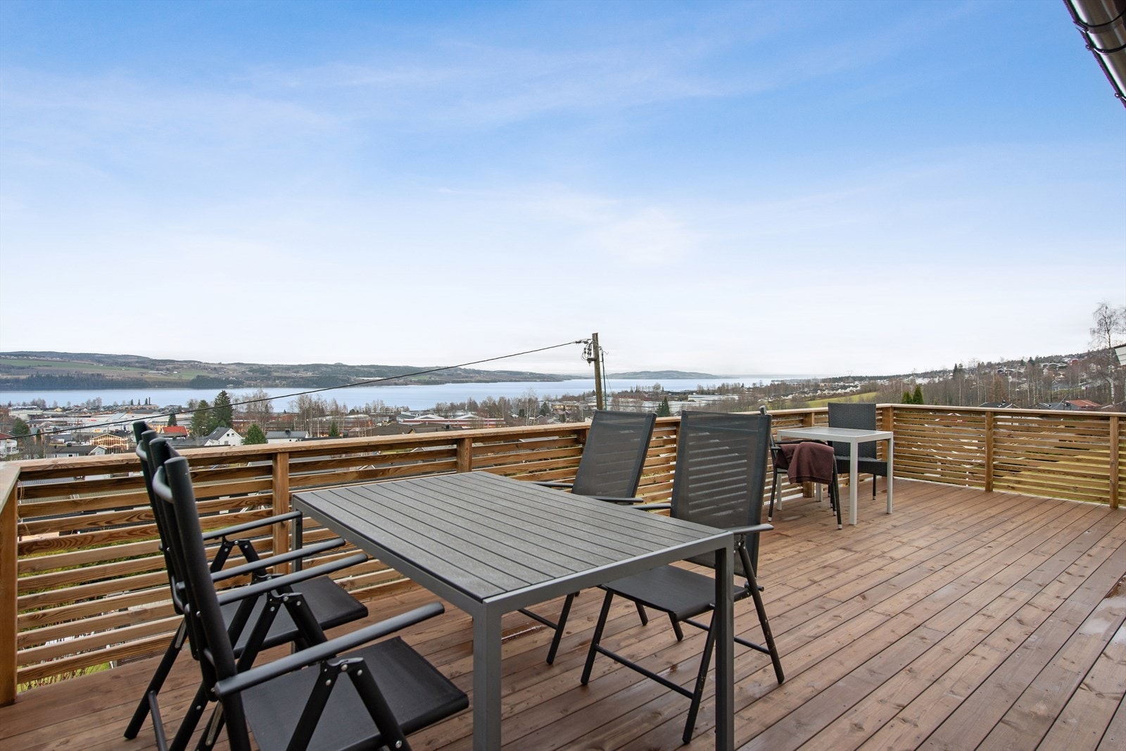 Her har du god plass til å kunne invitere familie og venner til en hyggelig sommerdag. Galleribilde