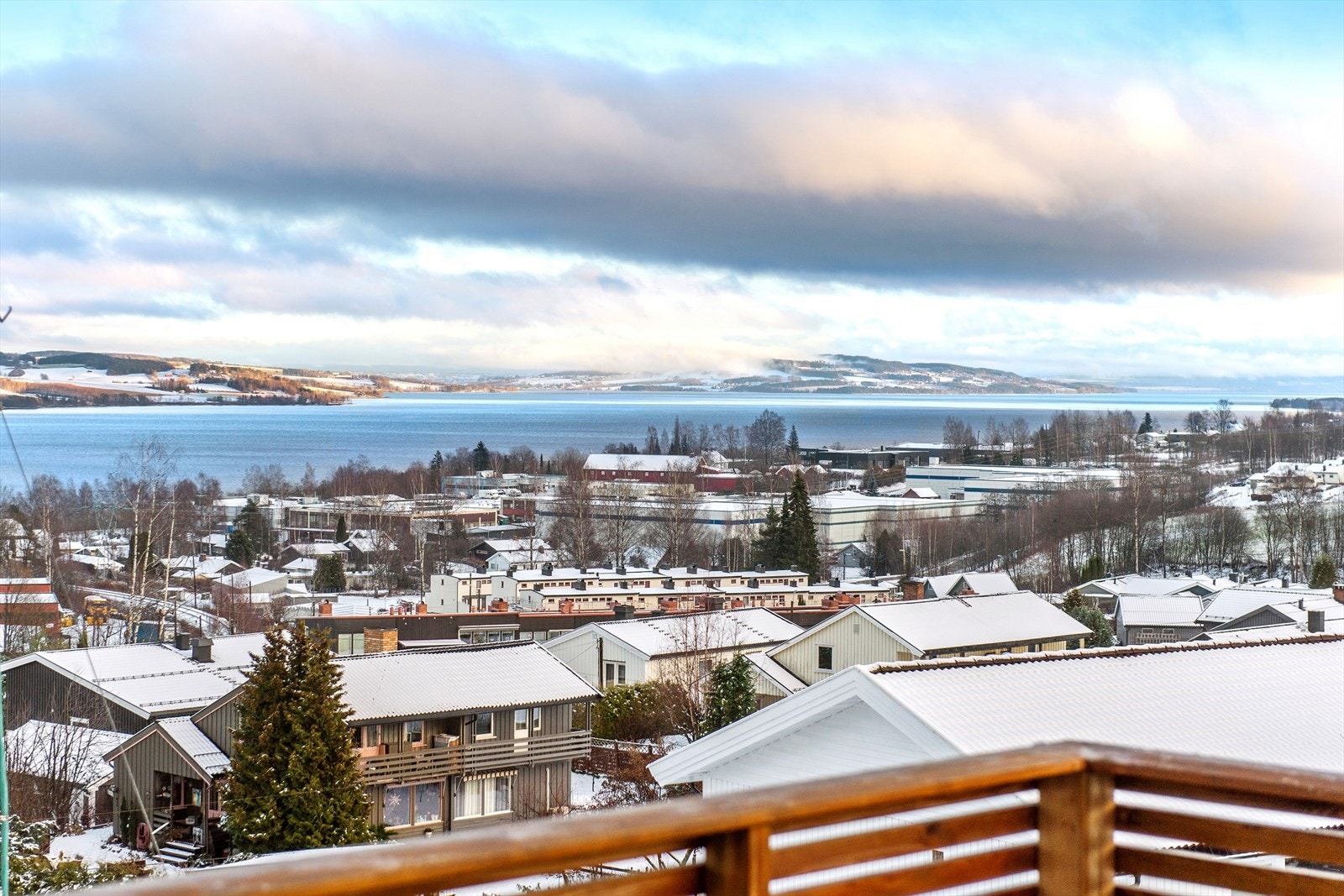 Boligen ligger attraktivt til i et etablert og barnevennlig område sør for Gjøvik sentrum. Galleribilde