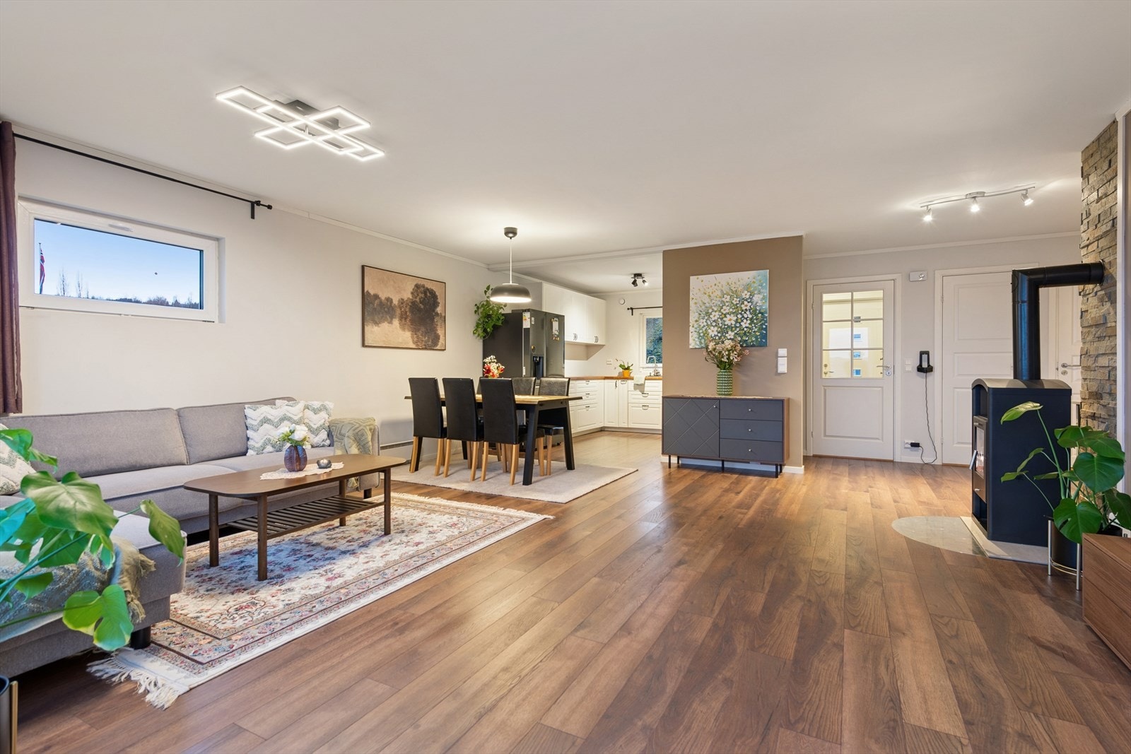 Praktisk bolig med alle boligrom på ett plan, både i hoveddelen og generasjons-/utleiedel. Galleribilde