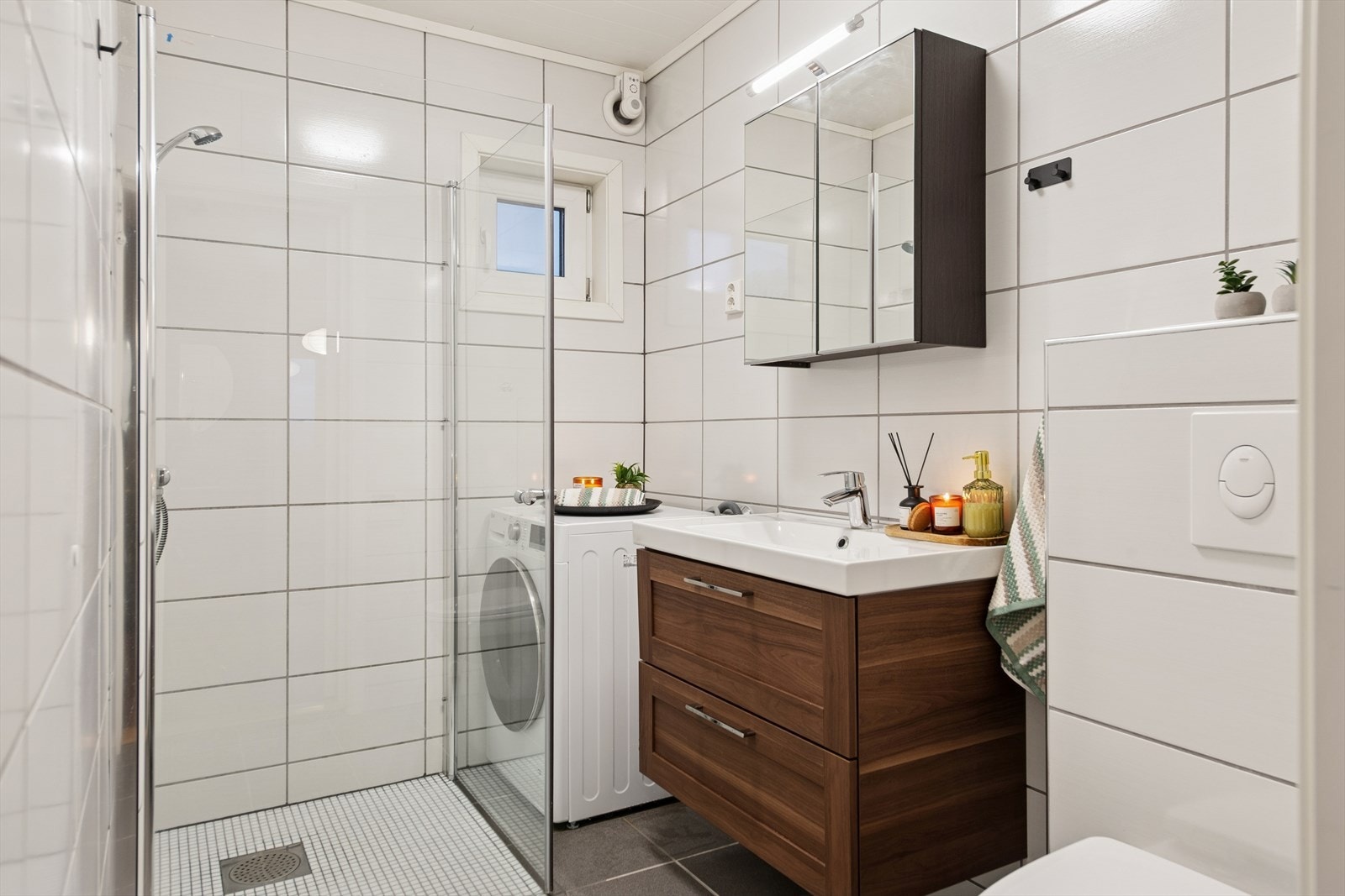 Begge bad har flislagte overflater med gulvvarme. Ene kombineres med vaskerom. Galleribilde