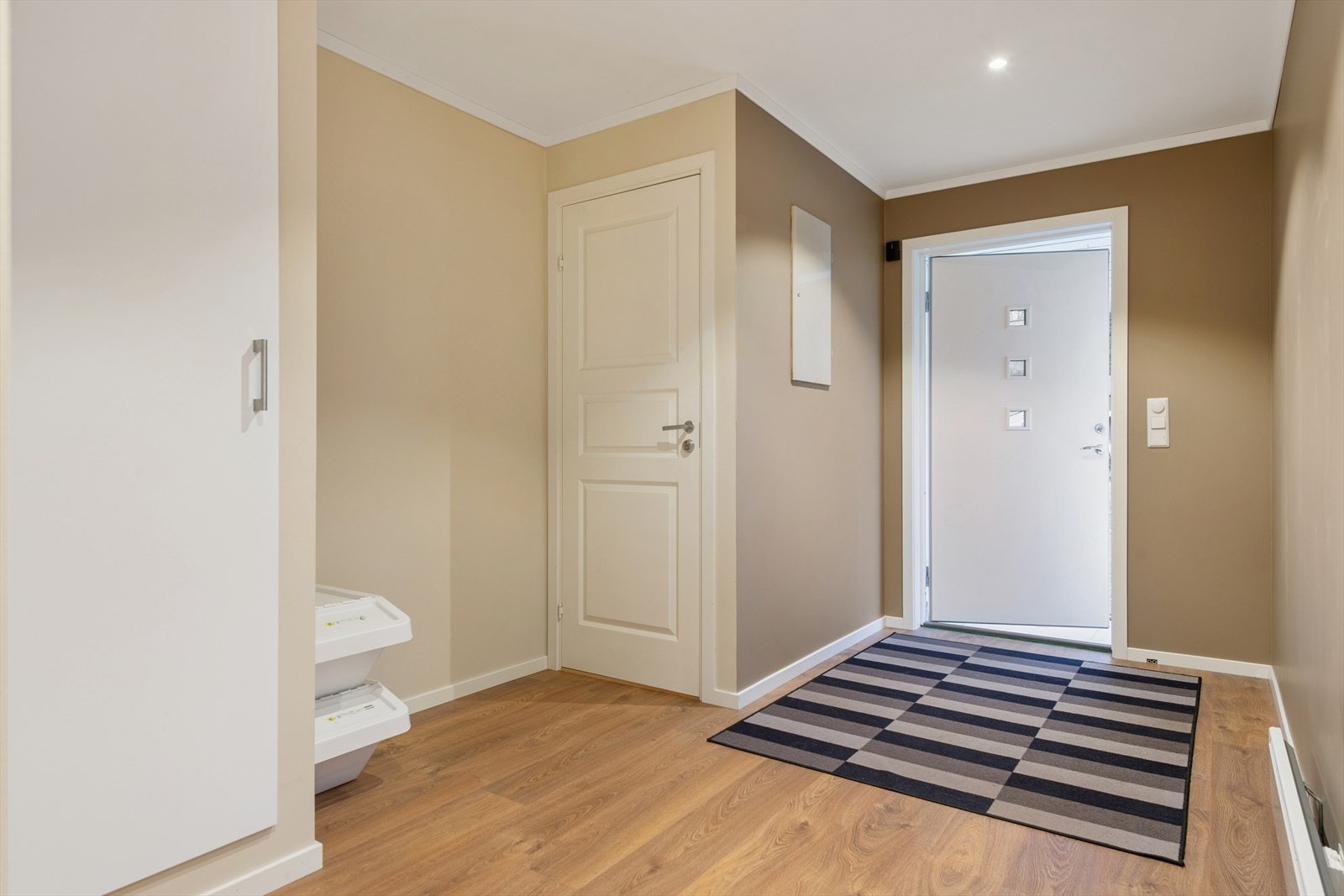 Fra gangen har du adkomst ned til grovkjelleren som har rikelig med lagringsplass. Galleribilde