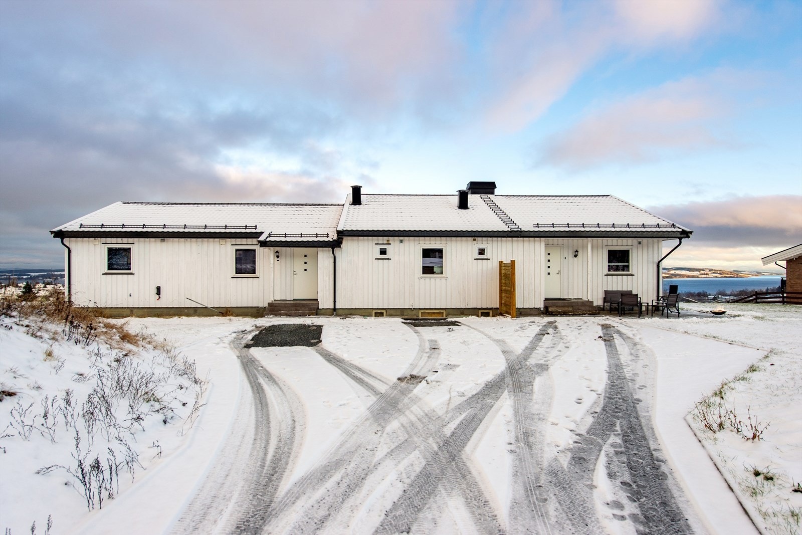 Herfra kan du gå eller sykle til byen og Mjøsa, ellers går det jevnlig bybuss. Galleribilde