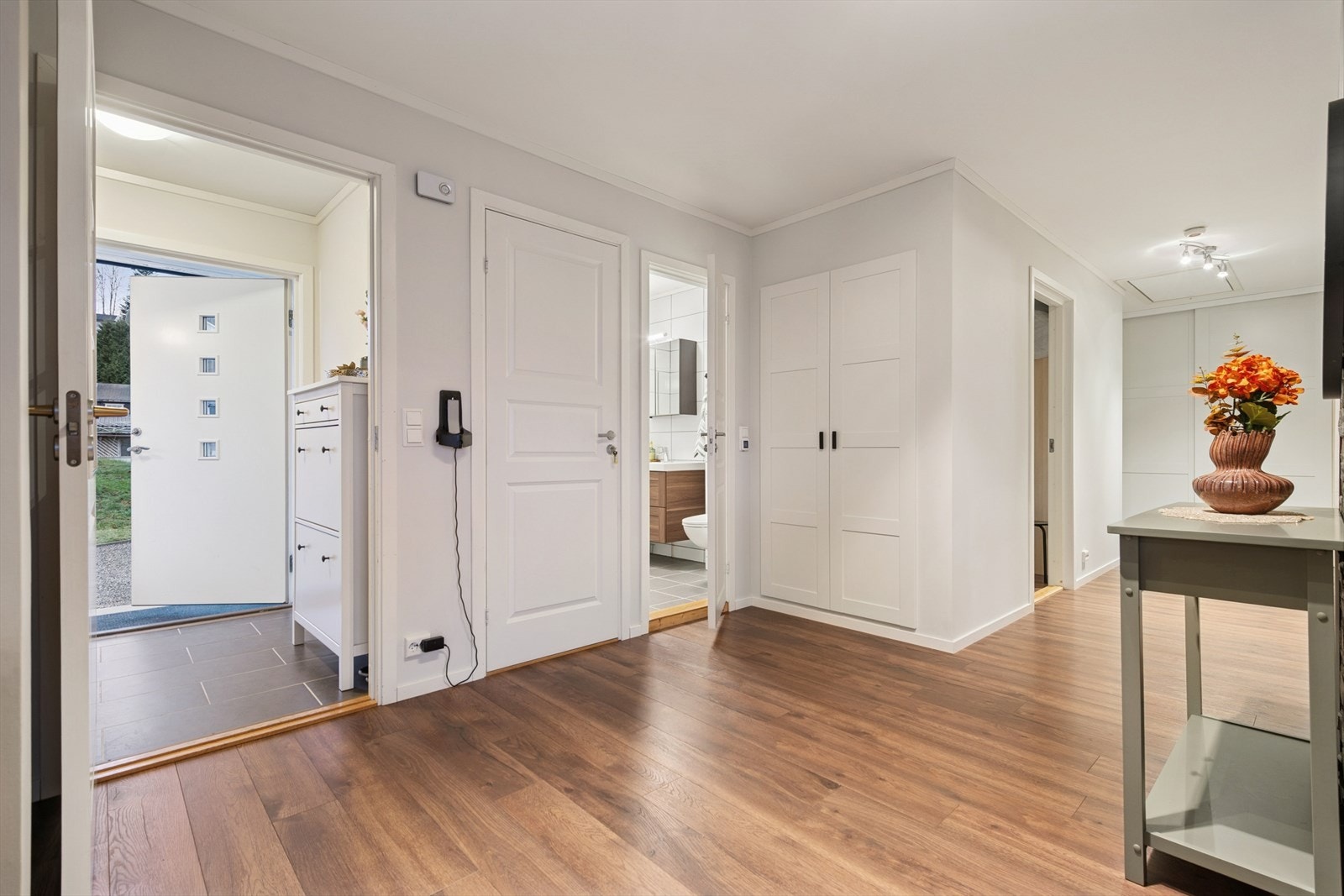 Lys og innbydende entré med varme i gulvet som gir en behagelig velkomst. Galleribilde