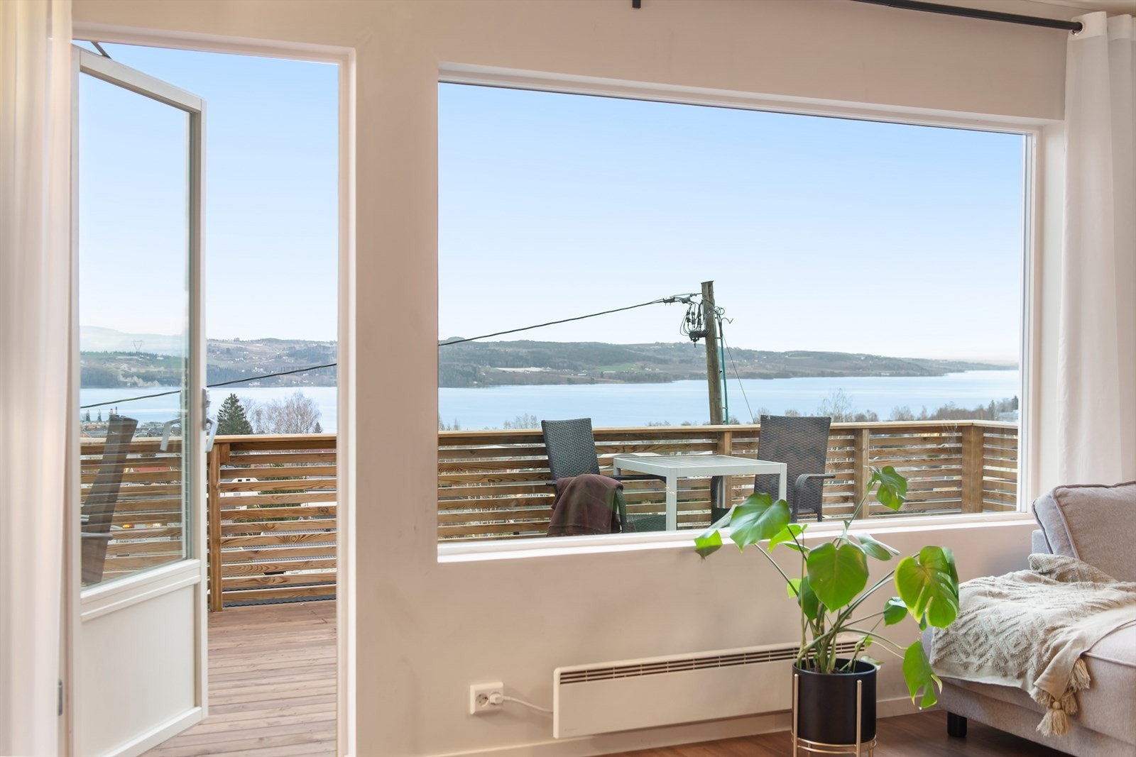 Store, gode vindusflater som sørger for rikelig med dagslys og en nydelig utsikt. Galleribilde