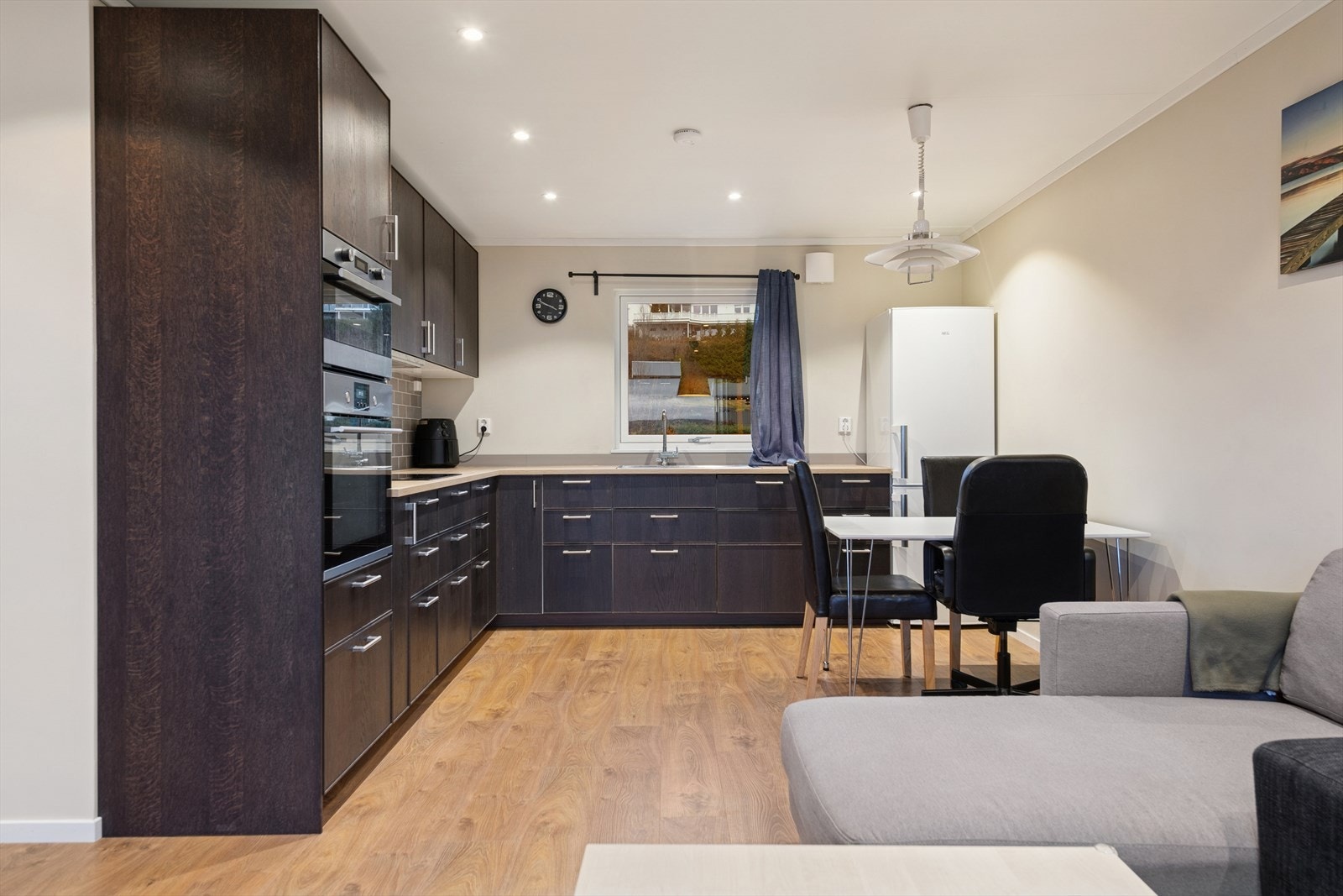 Også denne delen har en åpen løsning mellom stue og kjøkken, med ny kjøkkeninnredningen fra 2018. Galleribilde