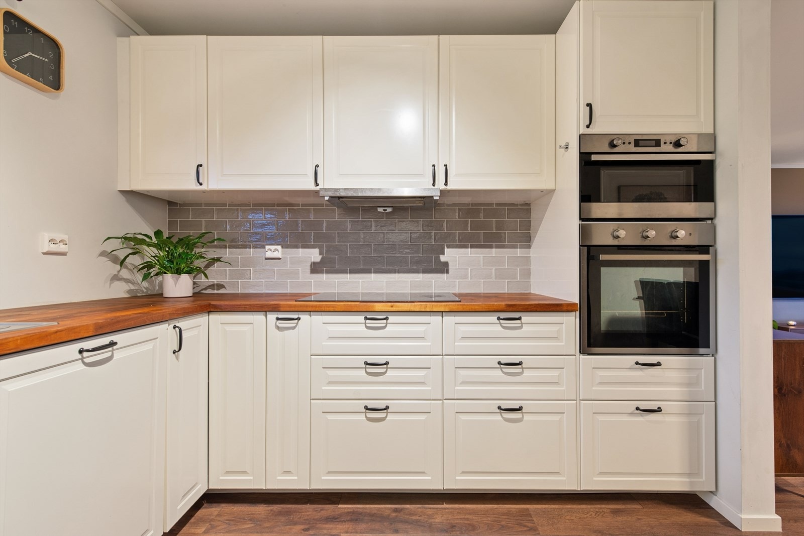 Kjøkkenet er utstyrt med komfyr, koketopp, mikrobølgeovn og oppvaskmaskin, samt plass for et frittstående kjøleskap. Galleribilde