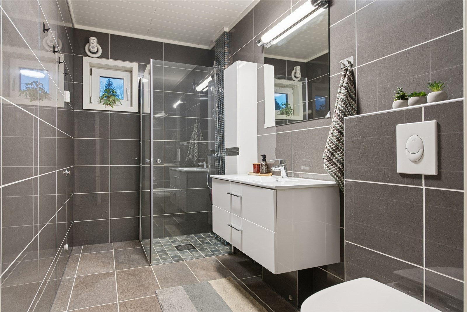 Hoveddelen har to moderne baderom, begge oppgradert i 2018. Galleribilde