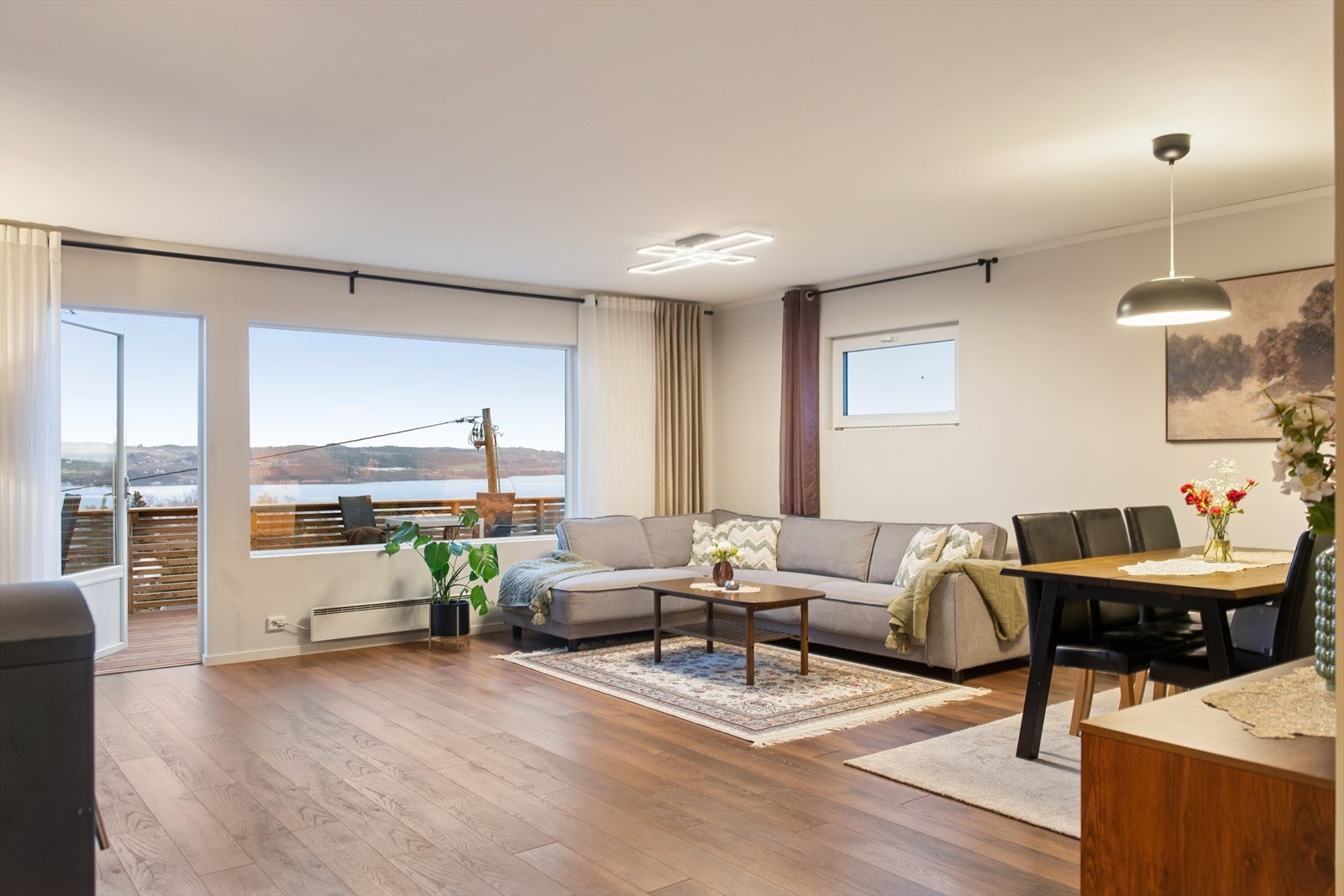 Stuen egner seg ypperlig som den naturlig samlingsplassen, med rom for både salong og spisestue. Galleribilde