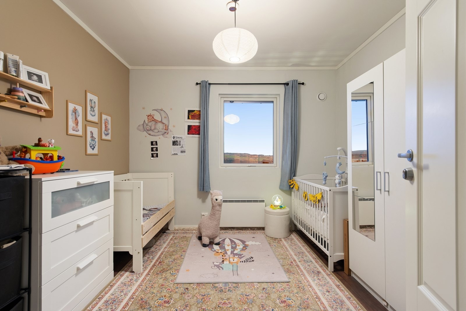 Rommene har plass til seng, tilpasset garderobeløsning og andre småmøbler. Galleribilde