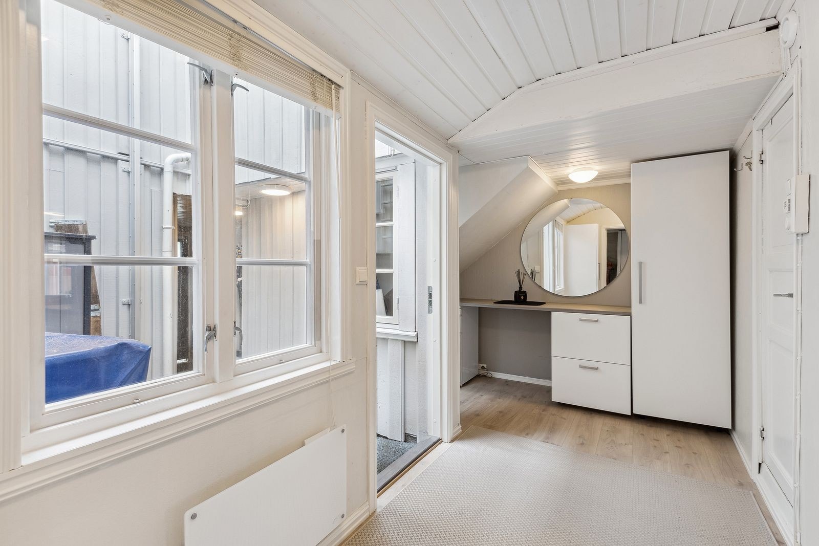 Leiligheten har to interne ganger, dette er mellom badet og det ene soverommet. Godt med oppbevaring Galleribilde