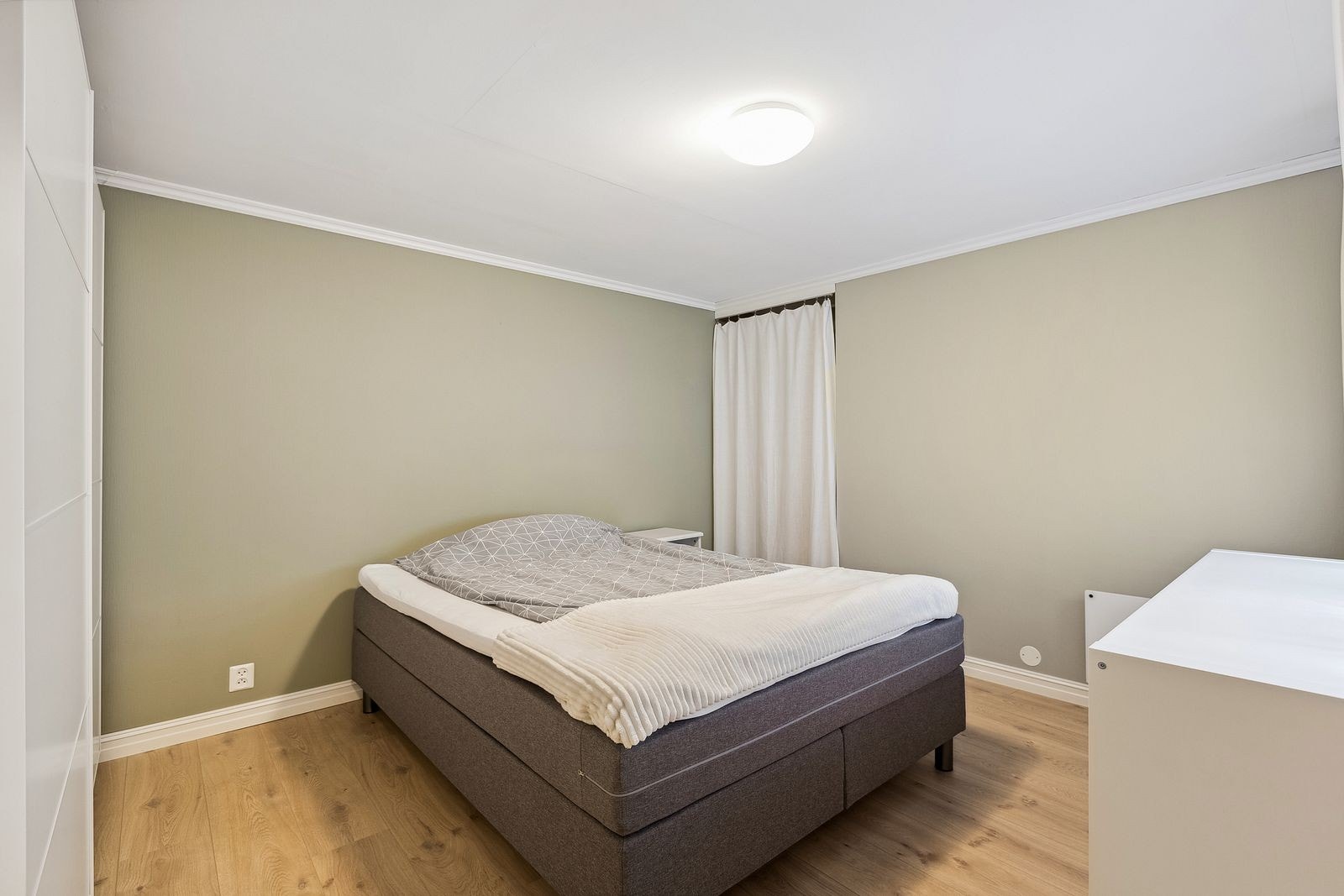 Soverom 2 ligger skjermet til mot bakgården. Her er det store garderobeskap for oppbevaring. Galleribilde