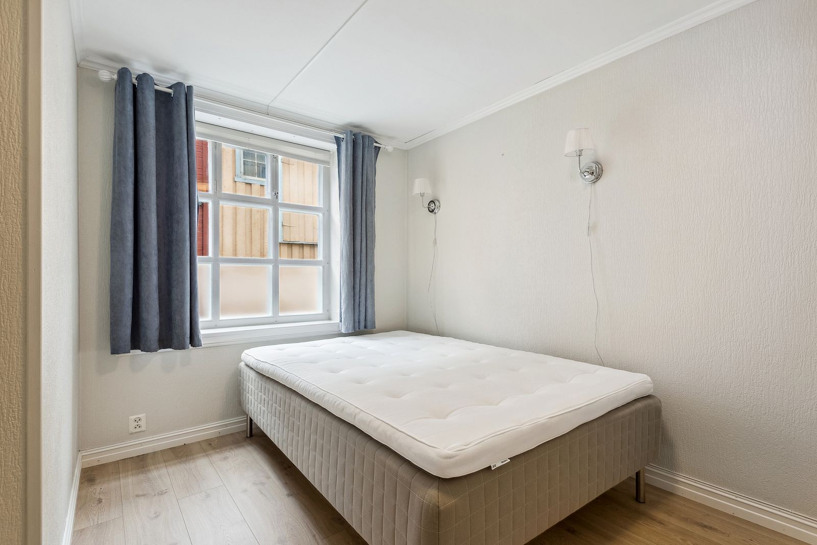 Leiligheten har to romslige soverom, og begge er vendt mot rolige omgivelser. Dette mot gate Galleribilde