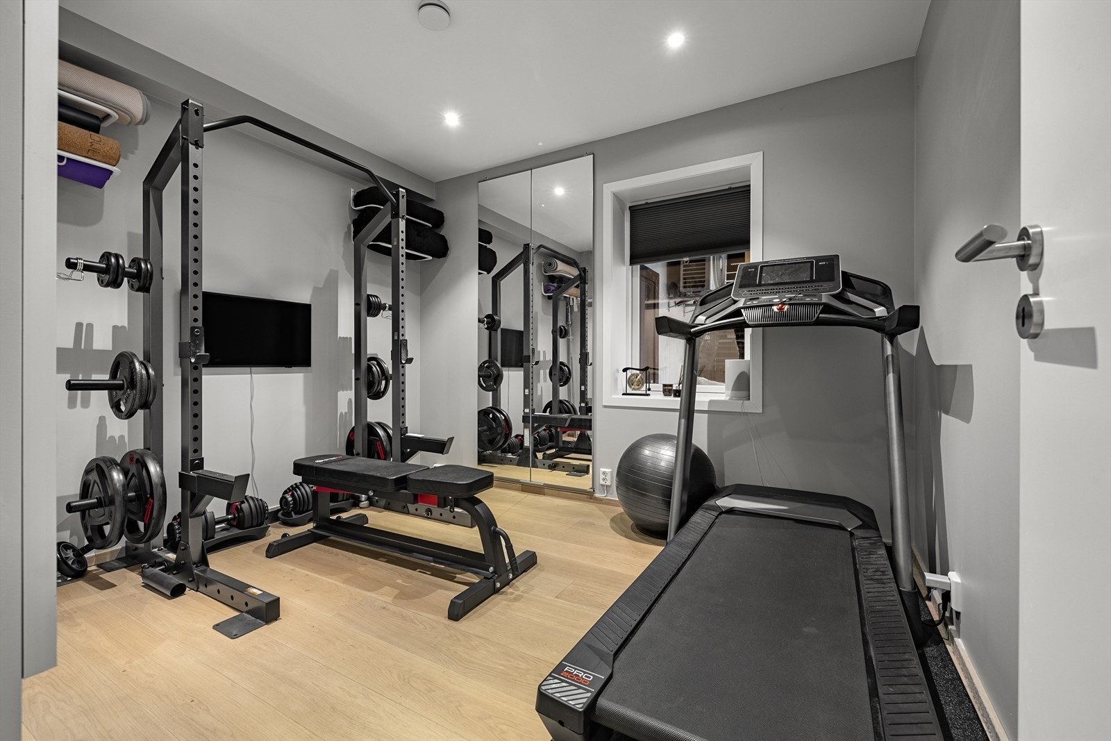 Soverom to i underetasjen er i dag innredet som et praktisk treningsrom. Galleribilde