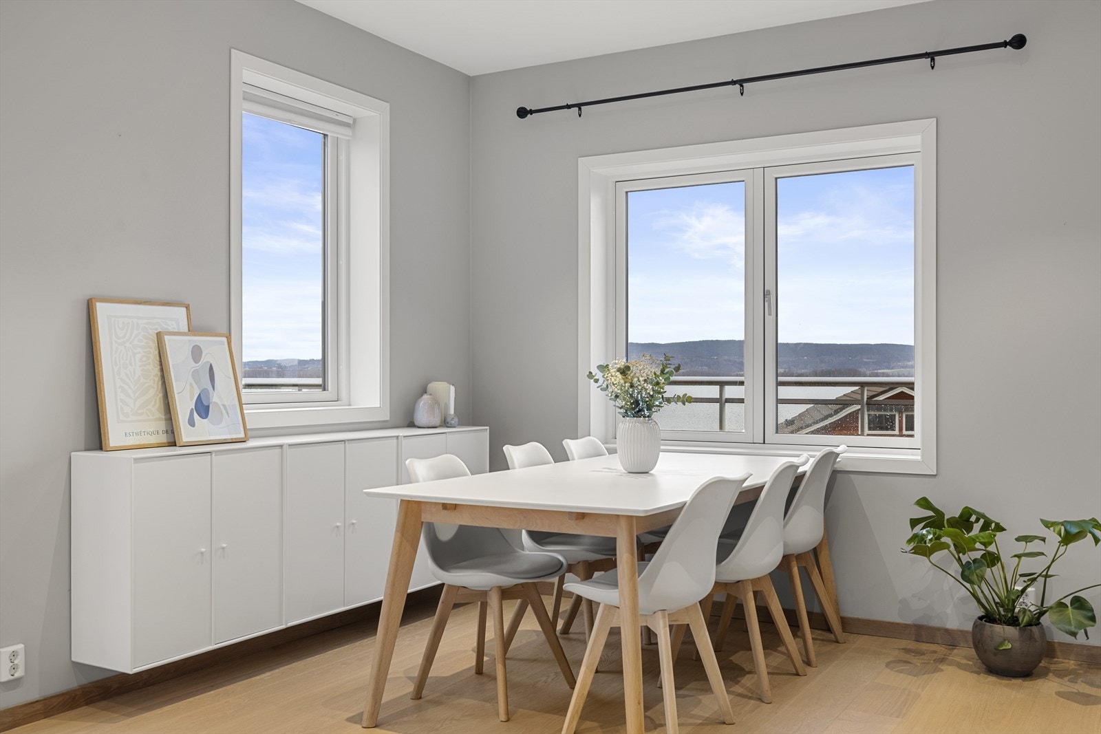 Her er det ypperlig å plassere en romslig spiseplass for familie og venner. Galleribilde