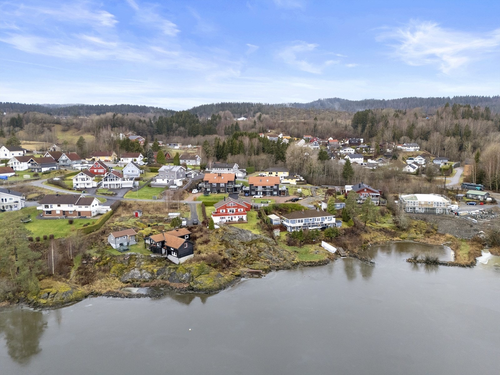 Boligen ligger i et hyggelig og familievennlig område på Nordby i Rælingen. Galleribilde