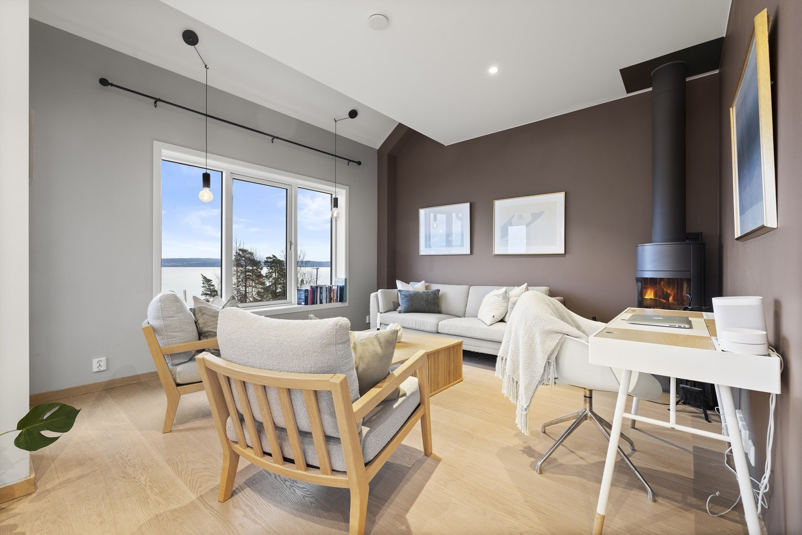 I denne etasjen er det et romslig allrom, delt inn i naturlige soner for sofa, spisebord og kjøkken. Galleribilde