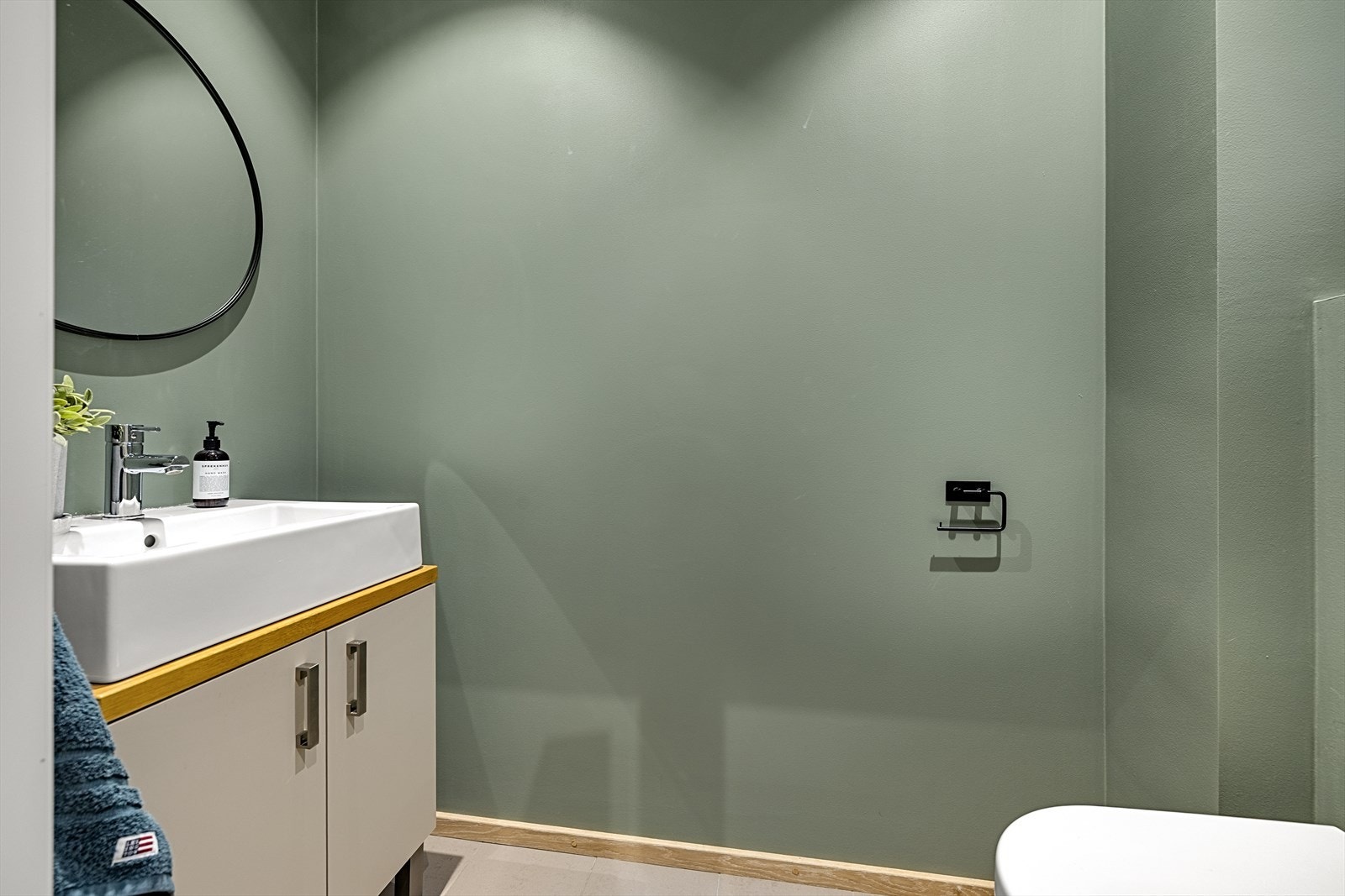 Fra entréen er det inngang til et praktisk og pent gjestetoalett. Galleribilde