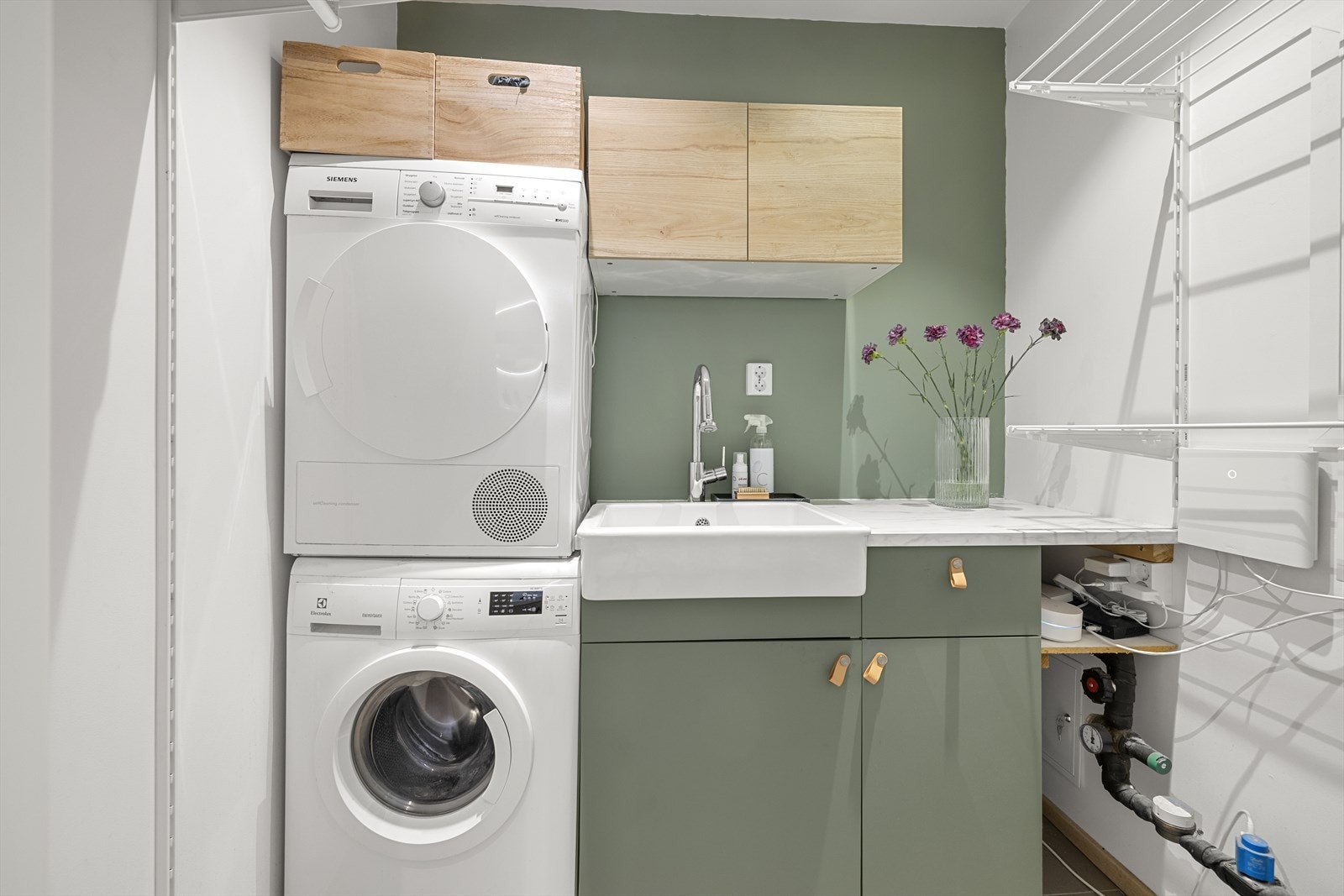 Innenfor badet er det et praktisk og innbydende vaskerom. Galleribilde