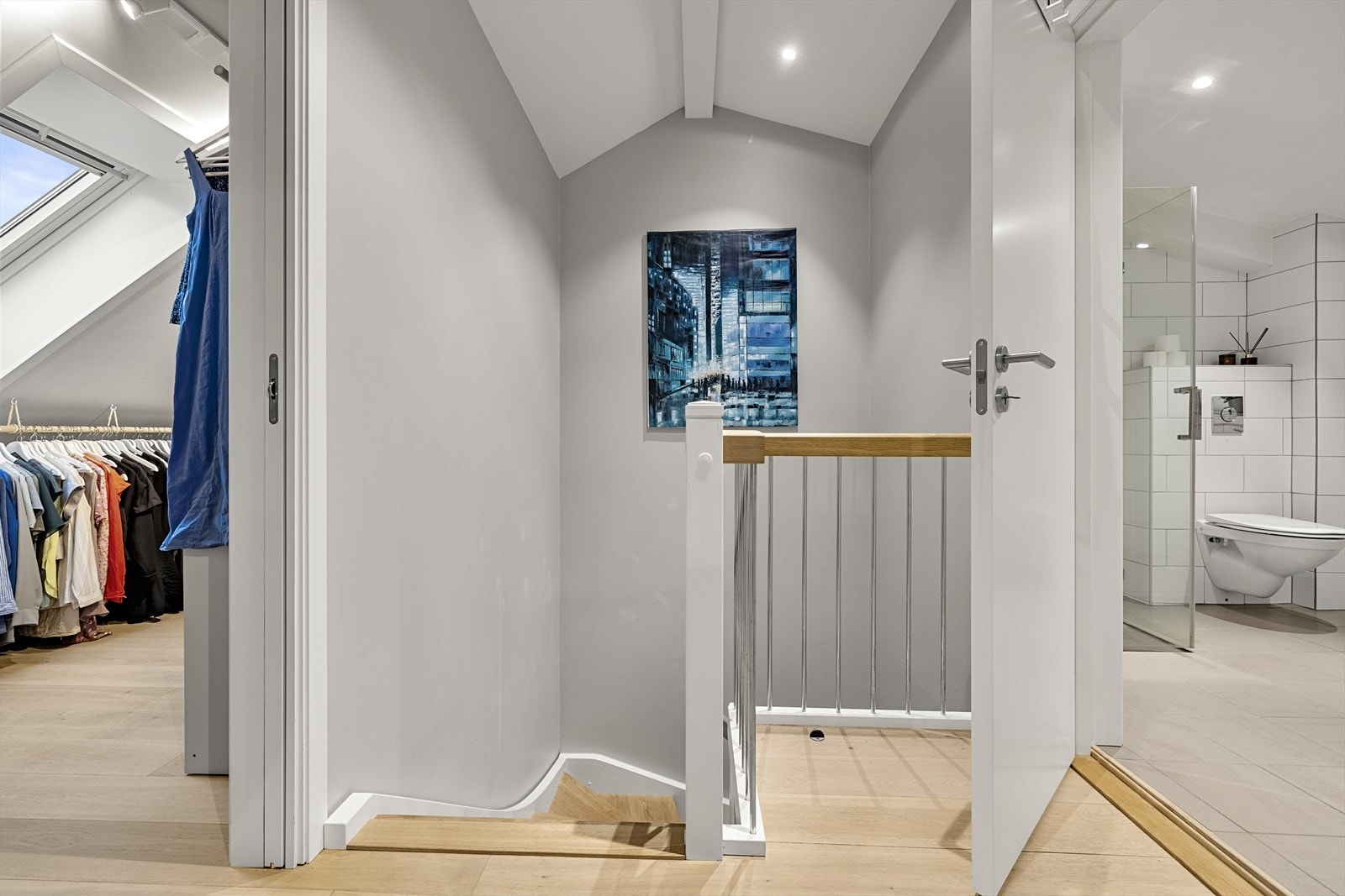 Her oppe finner vi også et garderoberom og et delikat baderom. Galleribilde