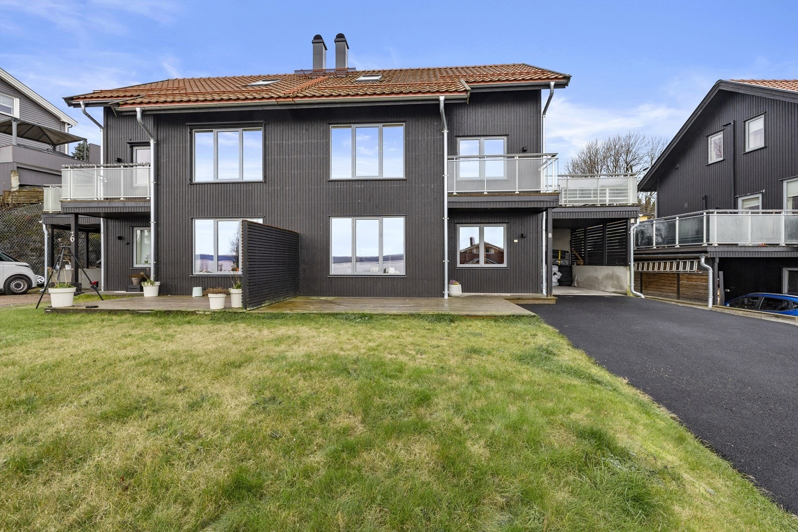 Boligen har en flott beliggenhet på Nordby med utsikt utover Øyeren. Galleribilde