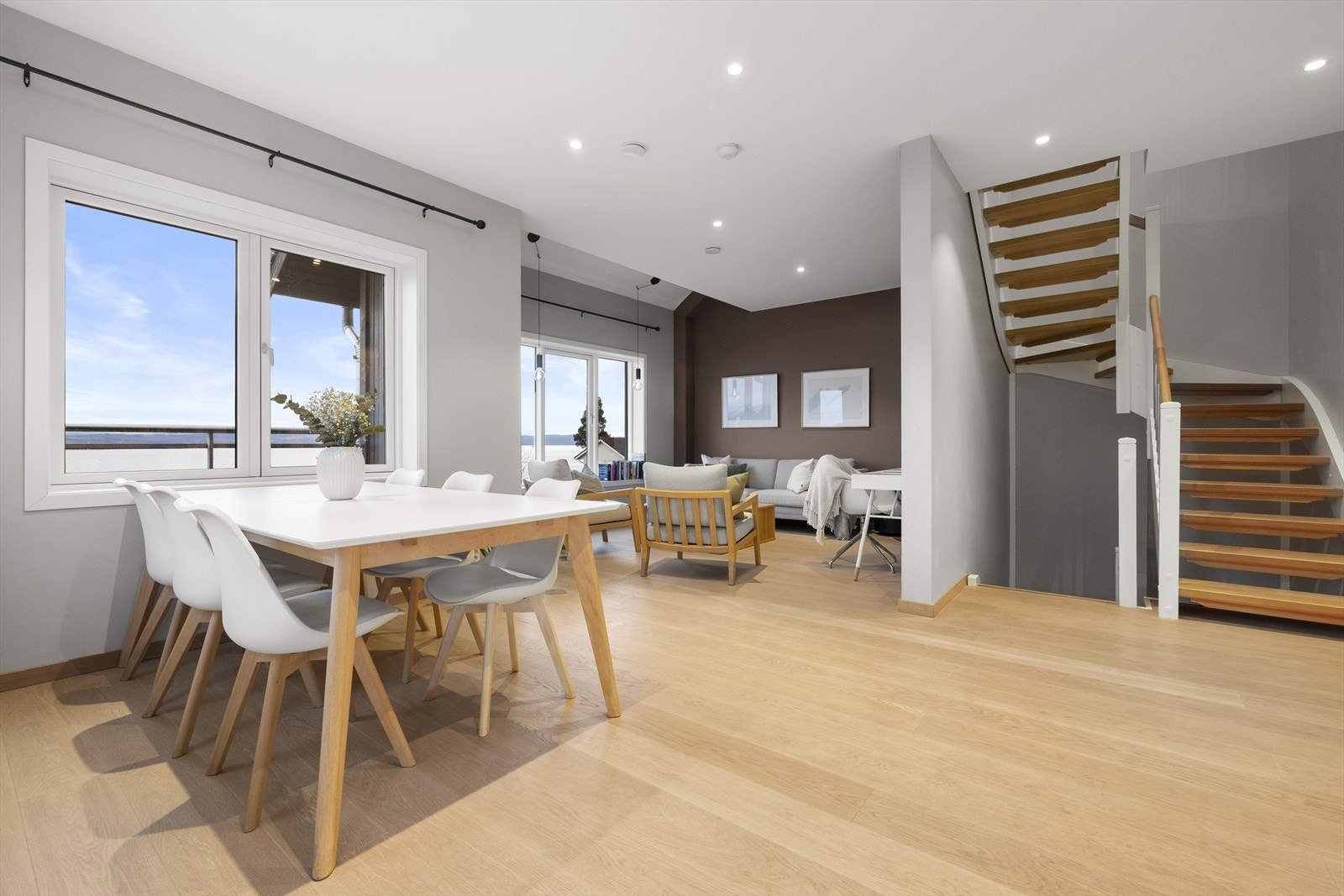 Dette er en lekker halvpart tomannsbolig fra 2018 med en lys og innbydende planløsning. Galleribilde