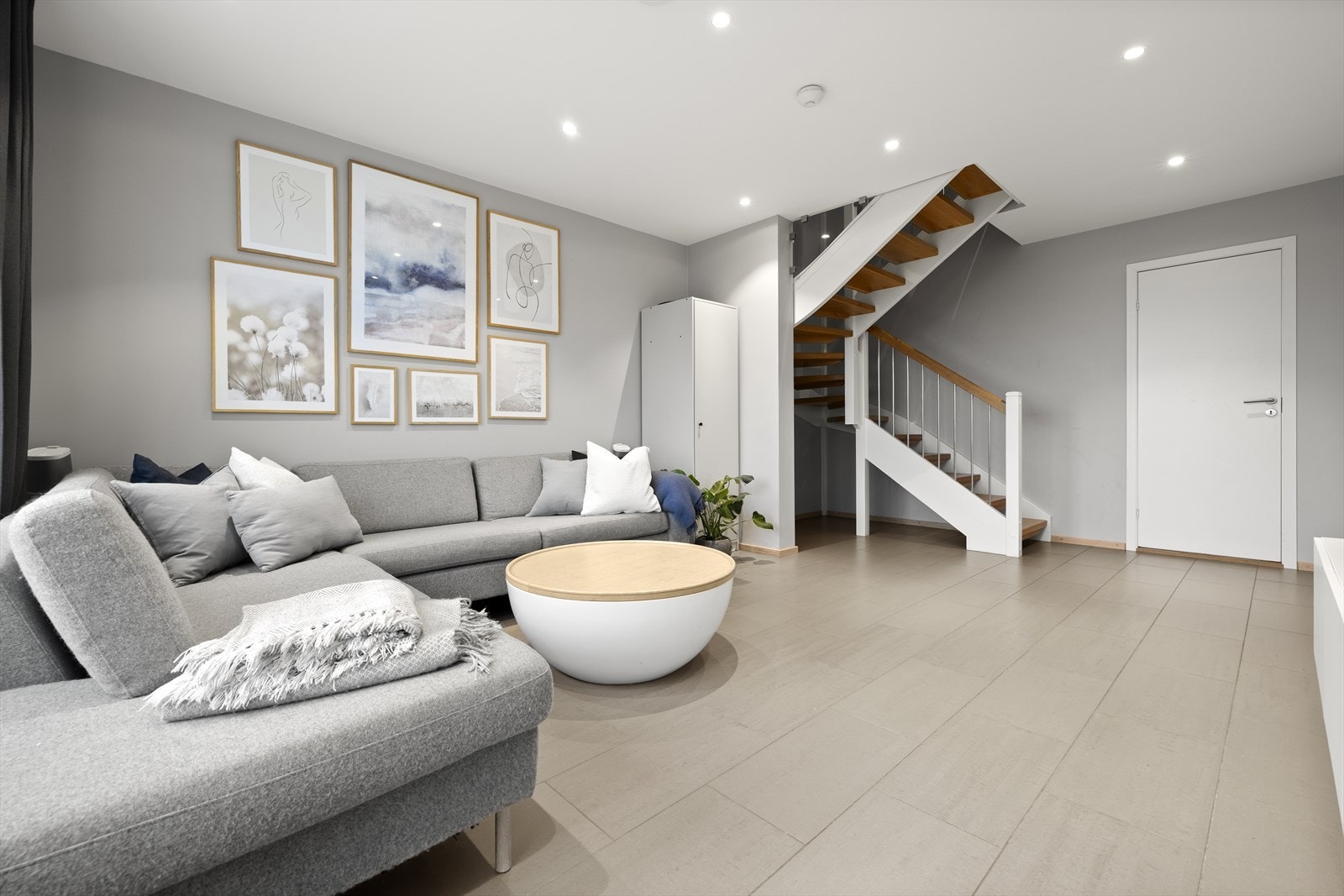 Det er fliser på gulvet, malte veggflater og downlights i himling. Galleribilde