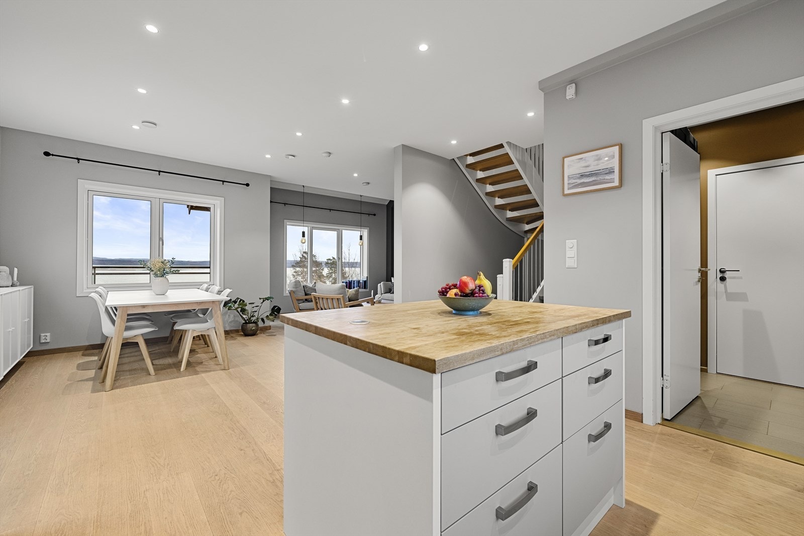 Her kan du være en del av den sosiale settingen også når du står på kjøkkenet og tilbereder herlige måltider. Galleribilde