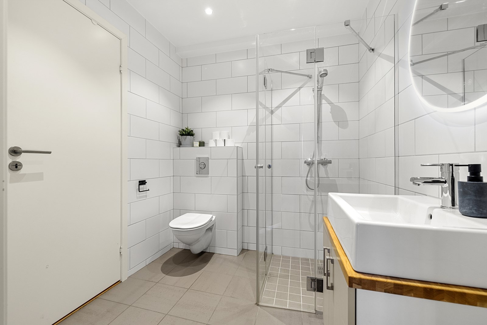 I denne etasjen er det også et lekkert bad, tilsvarende som badet i 2. etasjen. Galleribilde