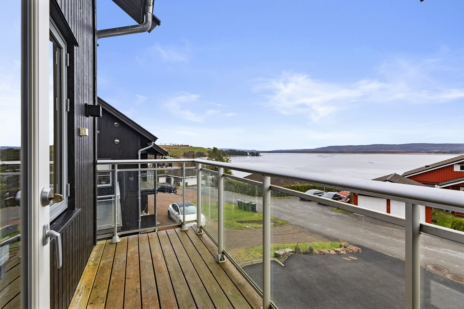 Fra stua er det utgang til en østvendt balkong med herlig utsikt, perfekt for morgenkaffen. Galleribilde