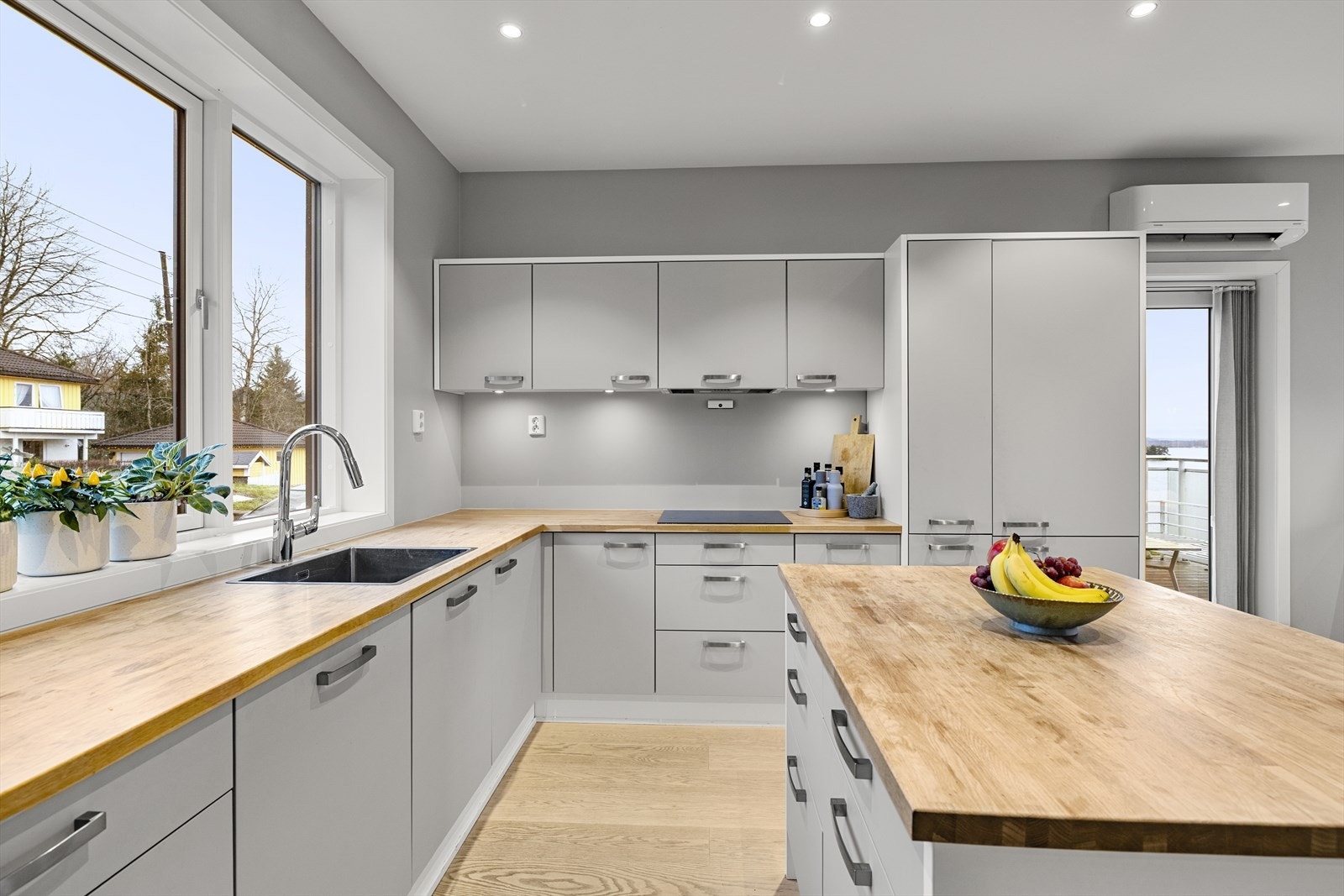 Det er store benkeflater og rikelig med oppbevaringsplass. Galleribilde