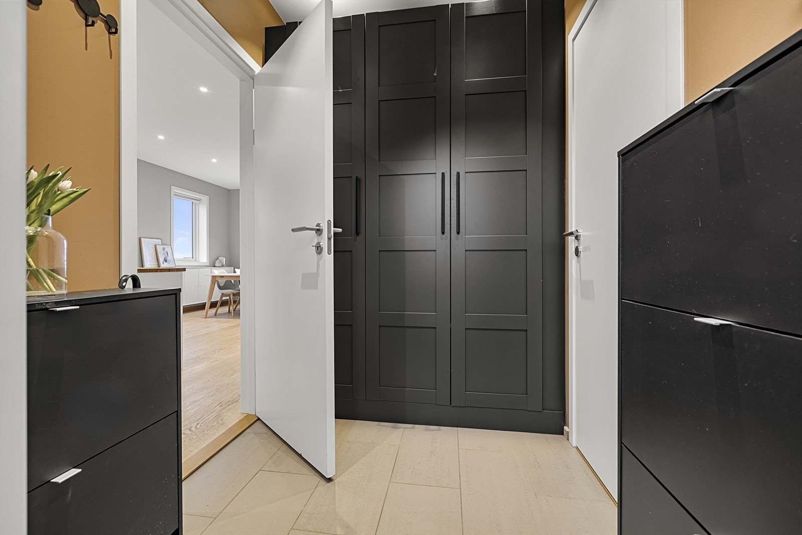 I entréen er det lagt fliser på gulvet, og det er montert gode oppbevaringsløsninger. Galleribilde