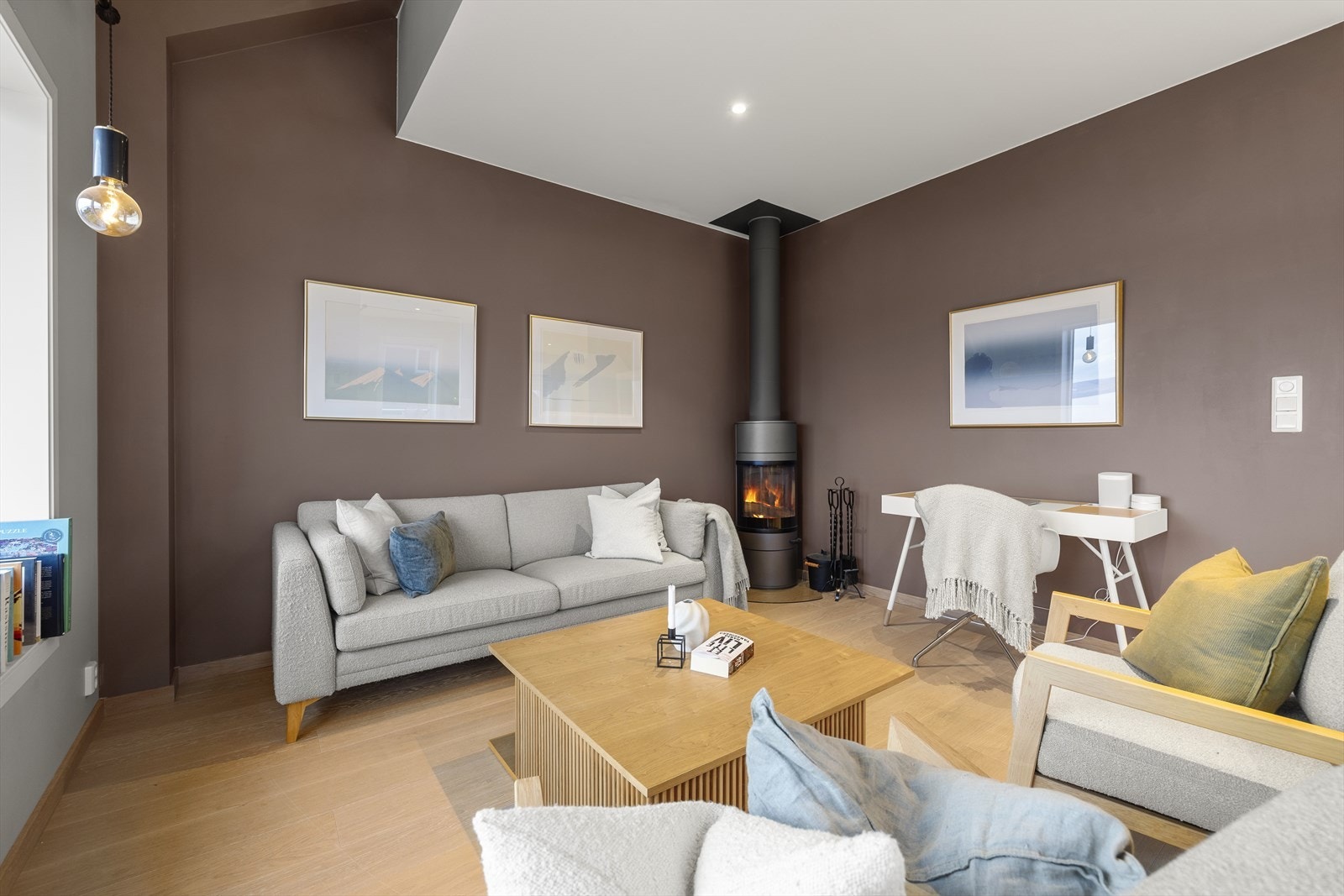 I stuen er to vegger malt i en dyp, behagelig farge som står godt i stil til resten av rommet. Galleribilde